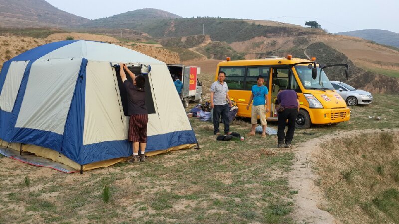 自愿者风餐露宿，天作帐，地当床
